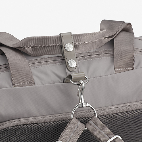 做为双背肩包使用时，提手可以固定在包包上。