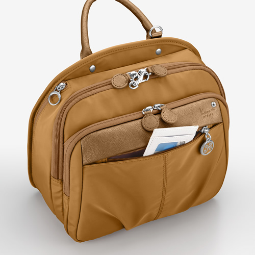 背包前側下方口袋，可收納公交卡包等常用小物件。