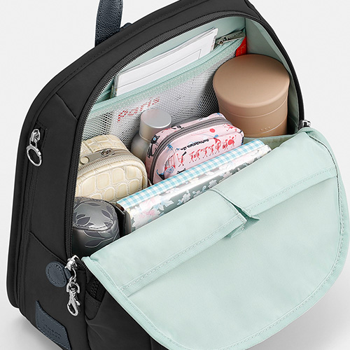 Inside the main compartment are pockets for storing small items.