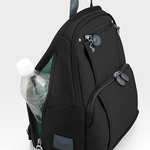 The side pocket holds a beverage bottle.(Note: When used as a backpack.)