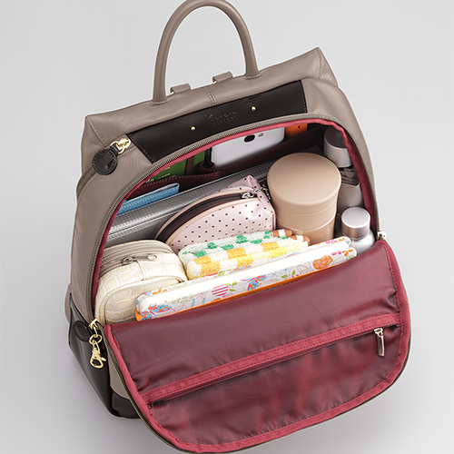 Inside the main compartment are pockets for storing small items.