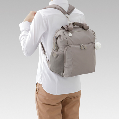 The handles can be bundled when using it as a backpack, giving it a trim look.