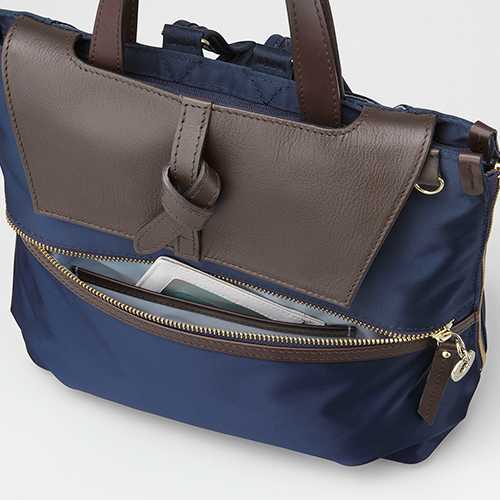The front pocket has a special compartment for storing a commuter pass holder.