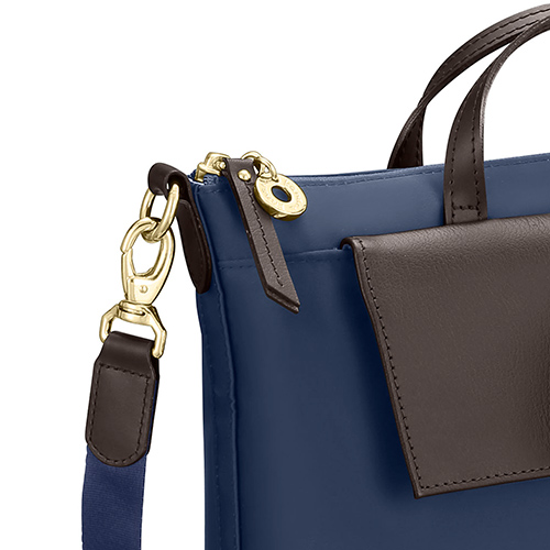 The main compartment’s leather zipper strap and gold charm give the shoulder bag an elegant, refined look. The shoulder-bag strap is detachable.