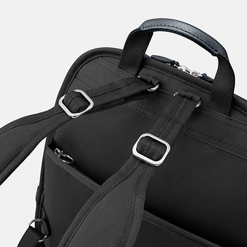 Use it as a shoulder bag by switching the strap.